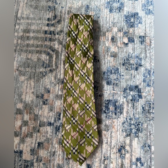Men’s Burberry London tie with green houndstooth print - Picture 3 of 4